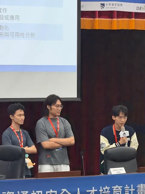 沒有我們自己這組的的,但基本上每組姿勢一模一樣,這組最嚴肅